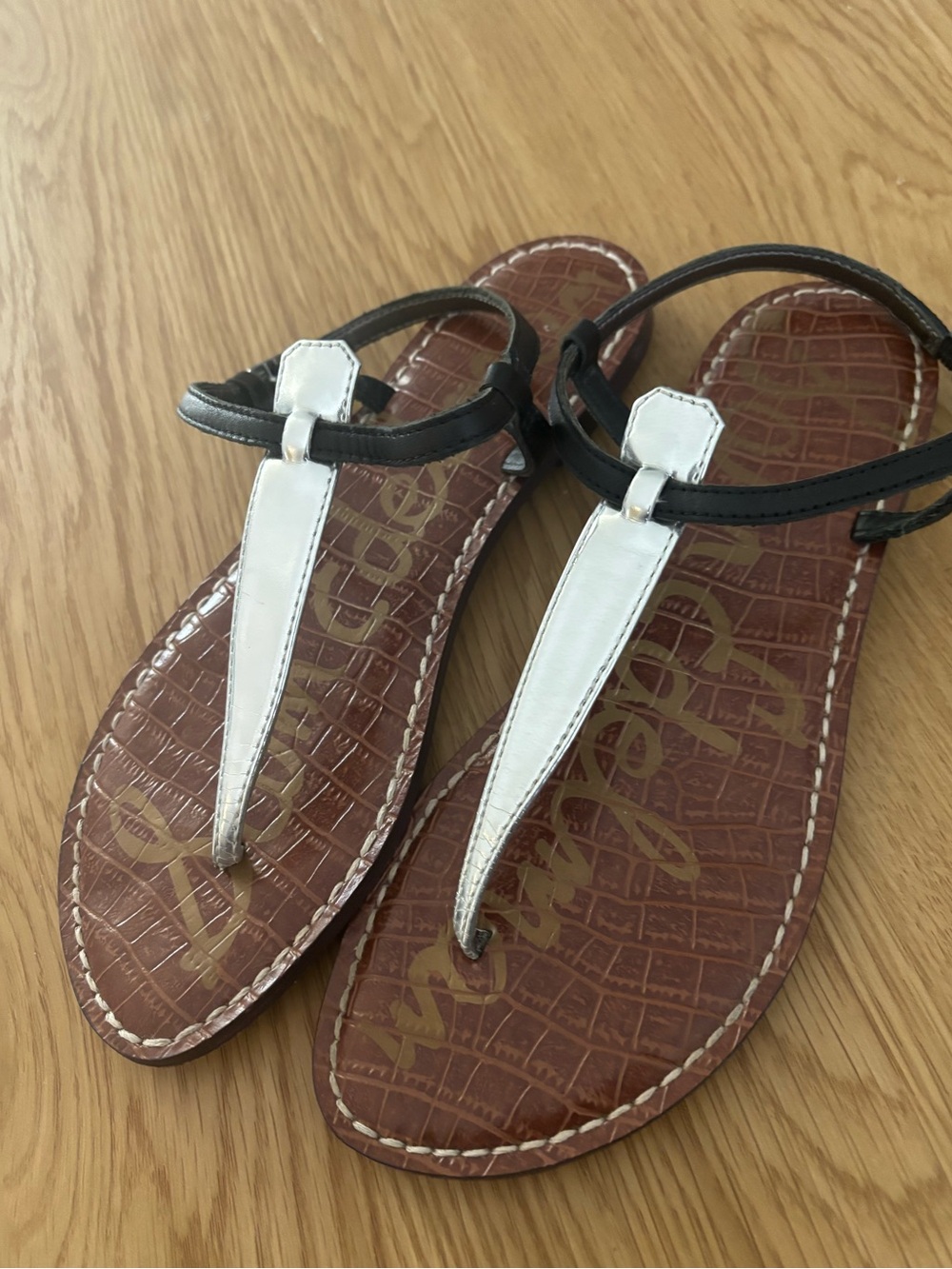 Sam Edelman Silver and Black T‑Strap Leather Sandals Gigi Thong